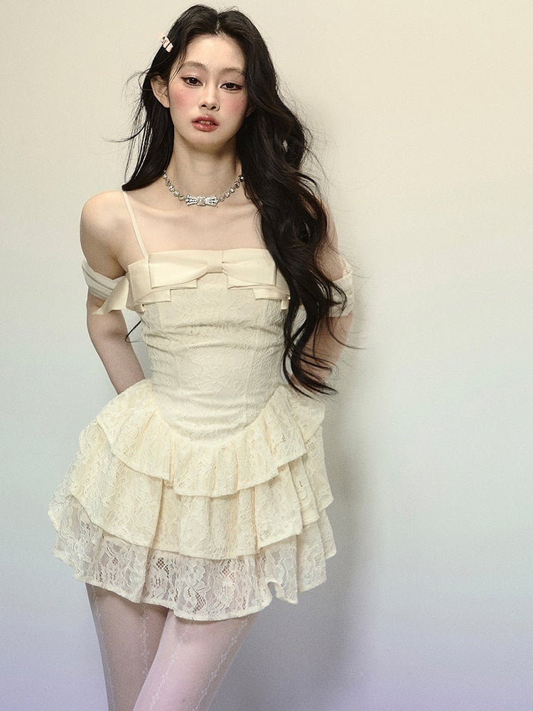 Mini-robe en dentelle à volants et nœud abricot