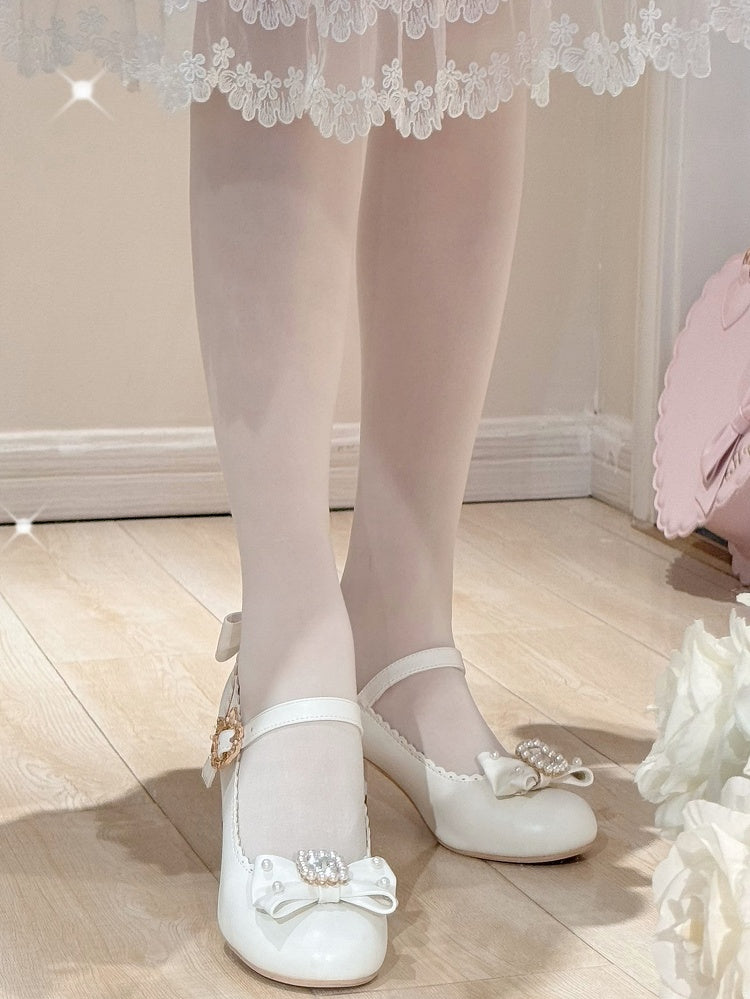Runde Lolita-Schuhe mit Mary-Toe-Dekor und Strasssteinen in Weiß und mit Perlen verziert