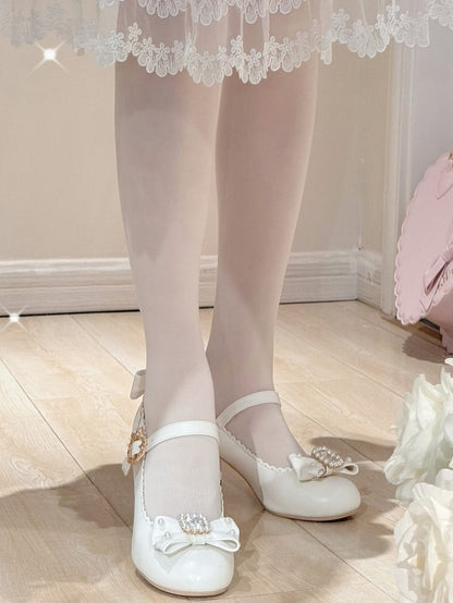 Runde Lolita-Schuhe mit Mary-Toe-Dekor und Strasssteinen in Weiß und mit Perlen verziert
