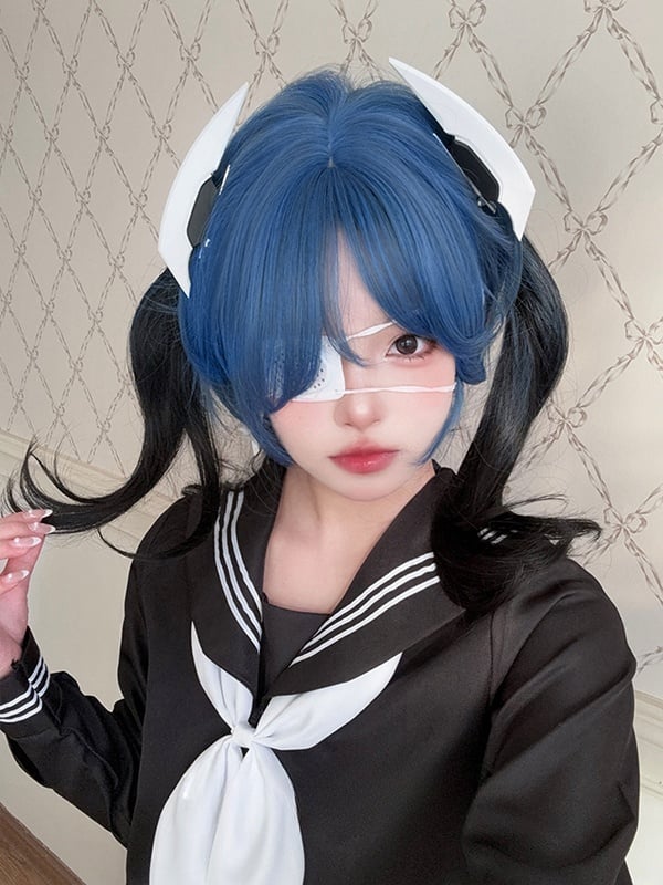 Perruque noire ondulée de 65 cm avec frange bleue
