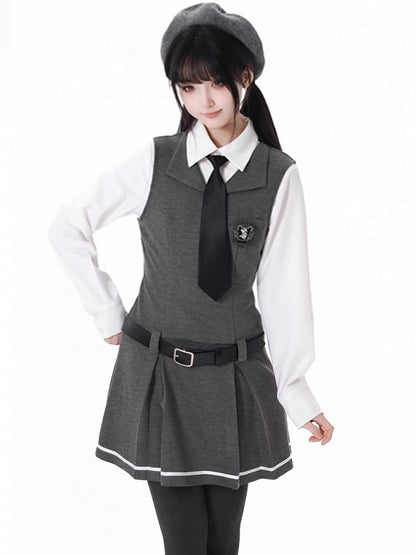 Robe en tricot gris foncé style preppy, sans manches, au-dessus du genou, avec ceinture à boucle