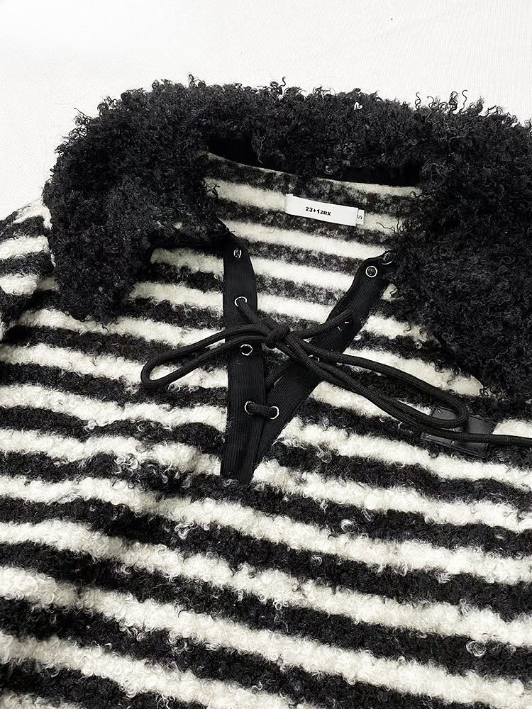 Black&White Striped Pattern V-neck Oversize Knitted Sweat Shirt with Detachable Collar