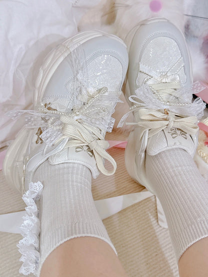 Schnürung vorne mit Schleife und weißen, mit Perlen verzierten Sneakers
