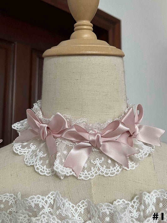 Rosa Choker mit weißen Schleifen