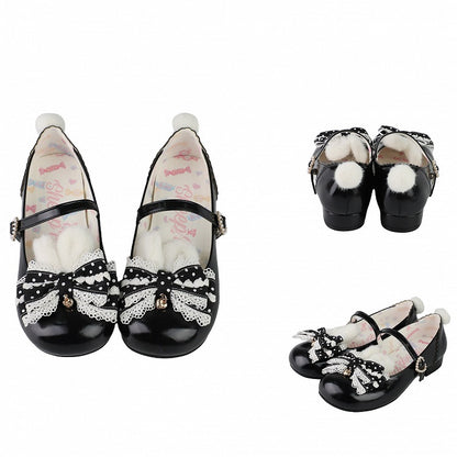 Süße Schleife am schwarzen Mary Jane Top mit Lolita-Schuhen