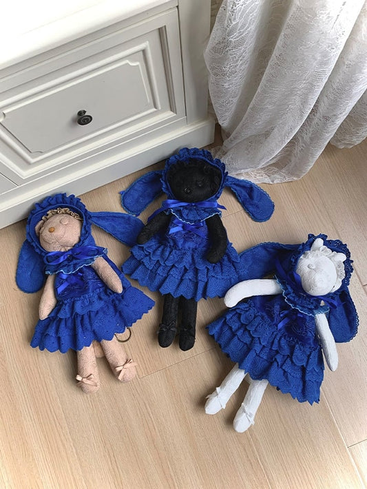 Robe brodée de rosaces bleues et de nœuds papillon + chapeau à oreilles de lapin