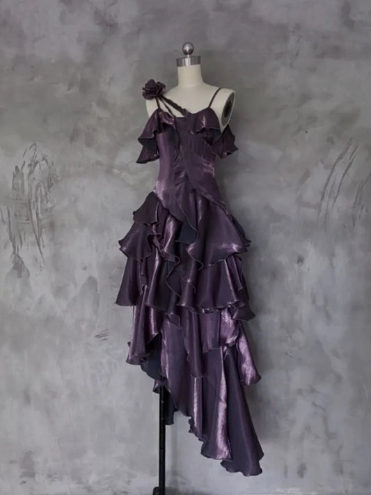 Robe de soirée asymétrique violet foncé à volants superposés et bretelles spaghetti