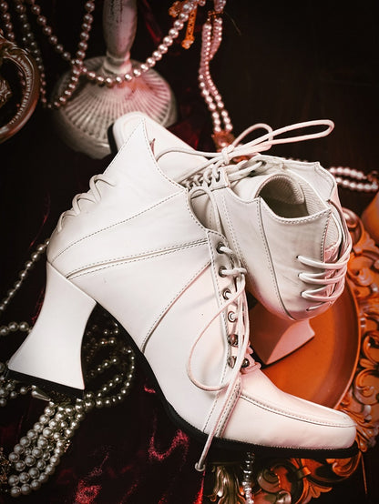 Weiße Stiefel in Weinglasform mit Schnürung und Gothic-Schnürung vorne