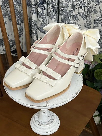 Schuhe mit Schleife, weißer Zehenpartie, zwei Akzente, quadratischer Block – elegante High Heel-Schnallen