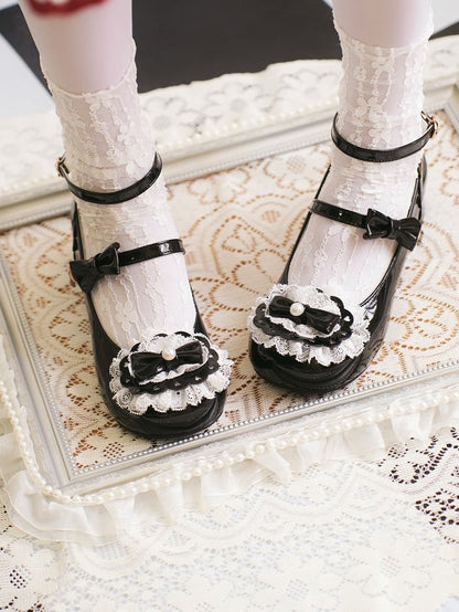 Lolita Schuhe mit Spitzenbesatz, Schleife und Herzschnallen, schwarzes Oberteil, rund