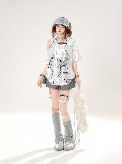 Satin-T-Shirt mit Anime-Mädchen-Print und ausgeschnittenen Schultern, weißes Muster, gestreifter V-Ausschnitt