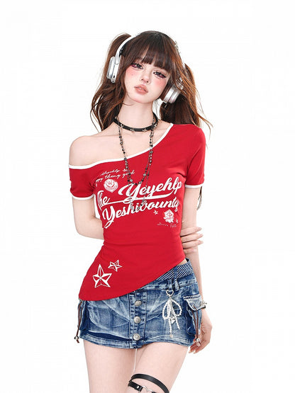 T-shirt glamour noir/rouge à encolure et ourlet asymétriques avec imprimé lettres