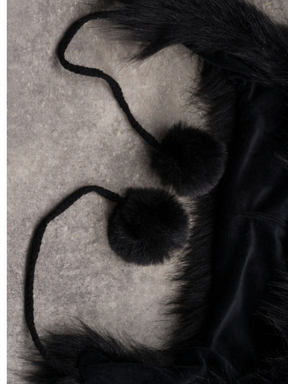 Katzennadel mit Gothic-Charms, Knochen-Pompon, Plüsch, verzierte Ohr-Applikation, Skeletthut, Schwarz