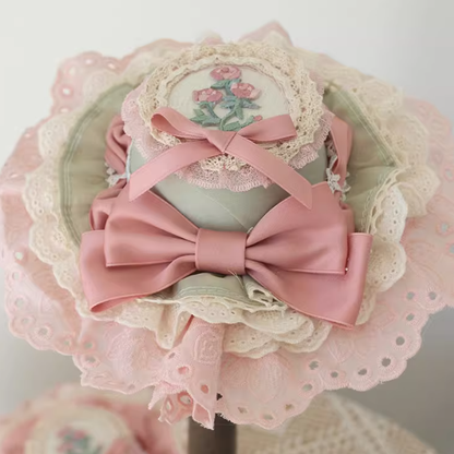 Chapeau haut de forme à bordure en dentelle et broderie florale