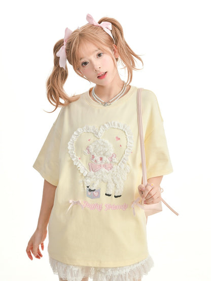 Gelbes, lockeres T-Shirt mit Lamm-Applikationen und Rüschenherzen in Creme