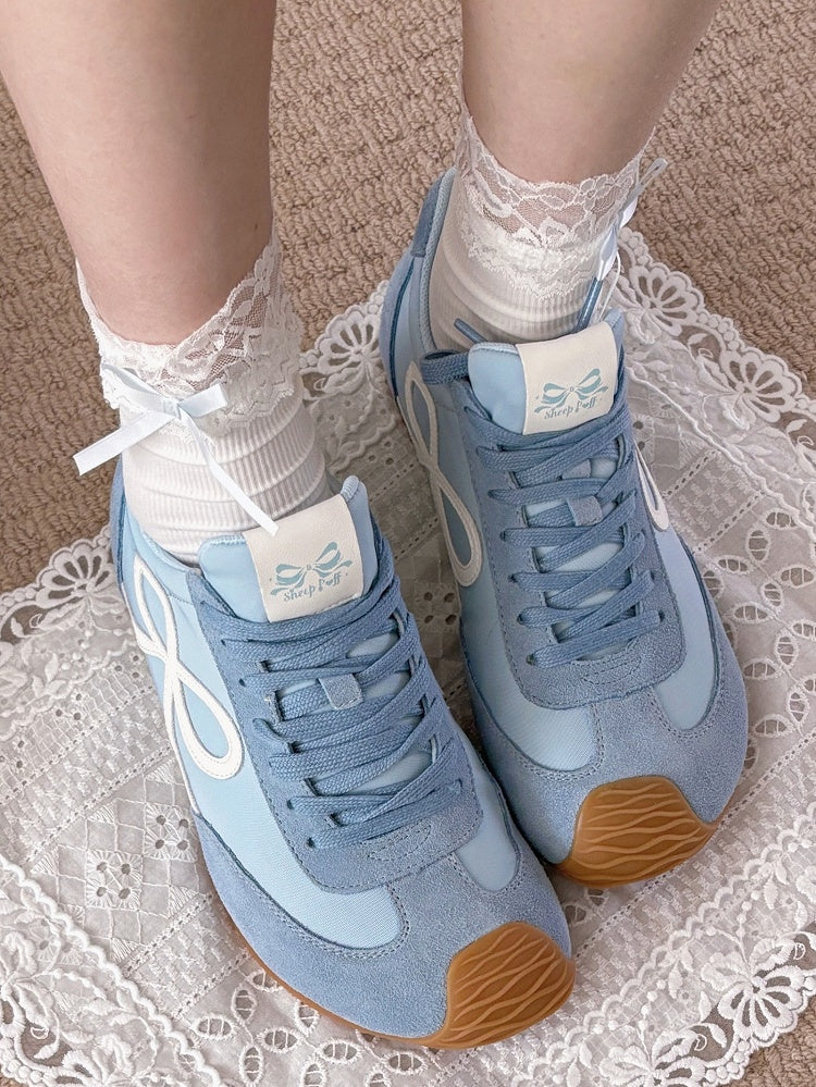 Blaue Schnürschuhe mit Schleife und Schnürsenkeln
