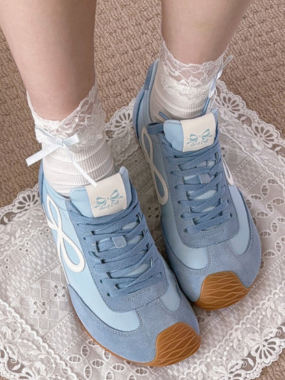 Blaue Schnürschuhe mit Schleife und Schnürsenkeln
