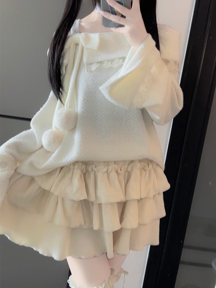 Ensemble jupe à volants et volants beiges au-dessus du genou avec haut en peluche et détails en dentelle et nœud papillon