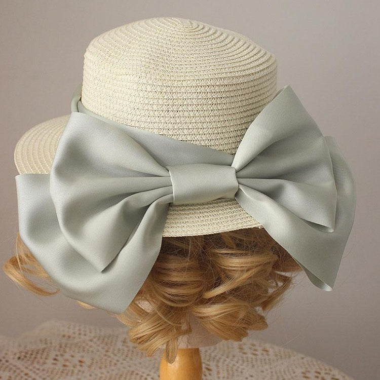 Chapeau de paille décoré d'un gros nœud