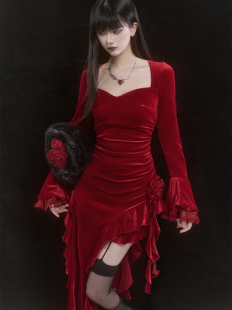 Robe en velours rouge à manches cloche et ourlet asymétrique à volants