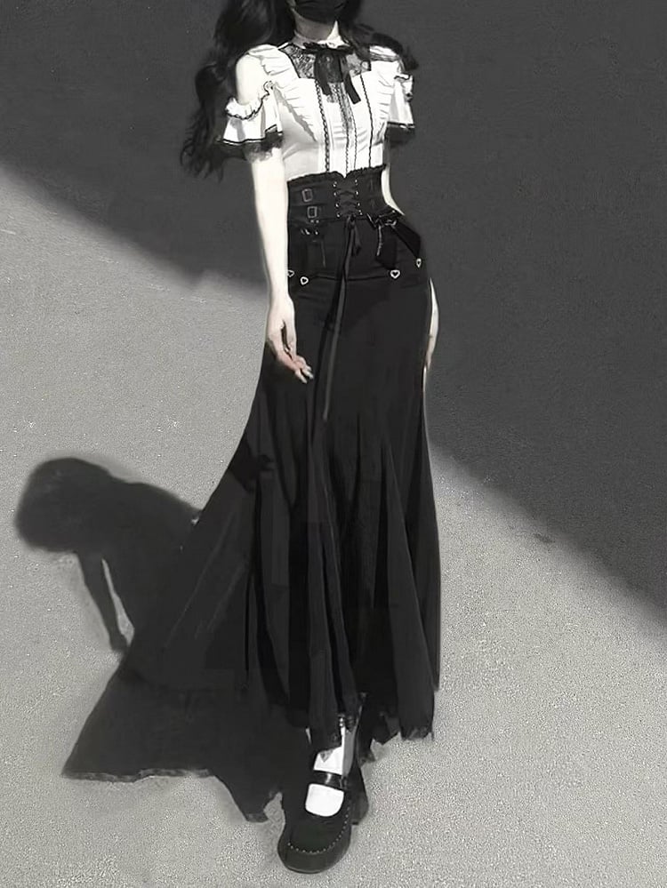 Schwarze Bluse mit ausgeschnittenen Schultern und Illusionsausschnittbesatz aus weißer Spitze von Jirai Kei