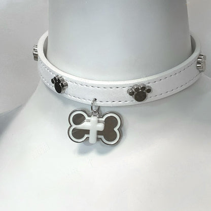 Collier ras du cou avec pendentif croix et os noir/blanc