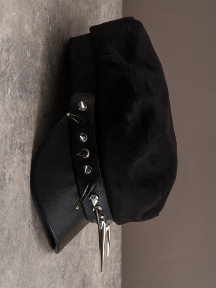 Gothic Baskenmütze mit Nieten in Schwarz