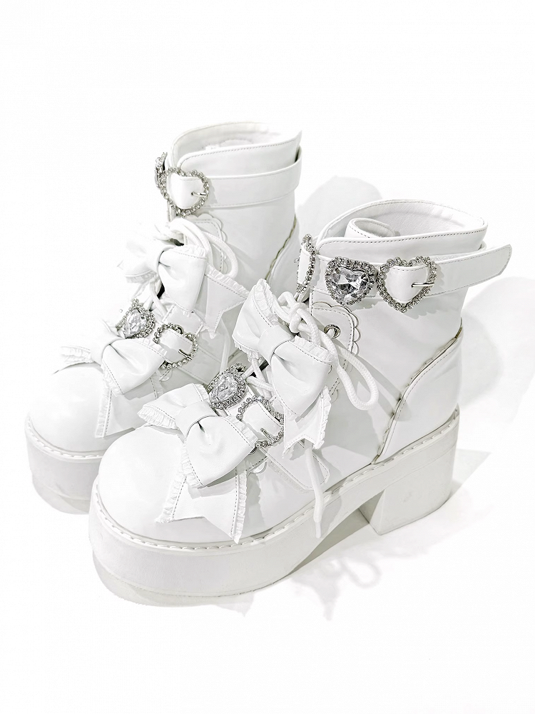 Mattweiße Jirai-Stiefel mit Schnürung und Kei-Schnallen, Sweetheart-Ausschnitt und Strasssteinen