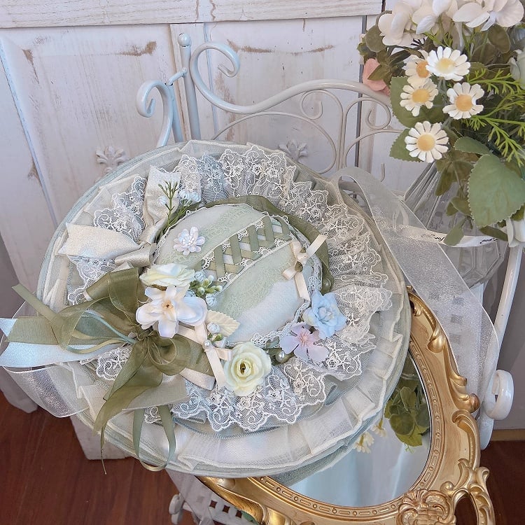 Chapeau décoré de motifs floraux et d'un nœud vert