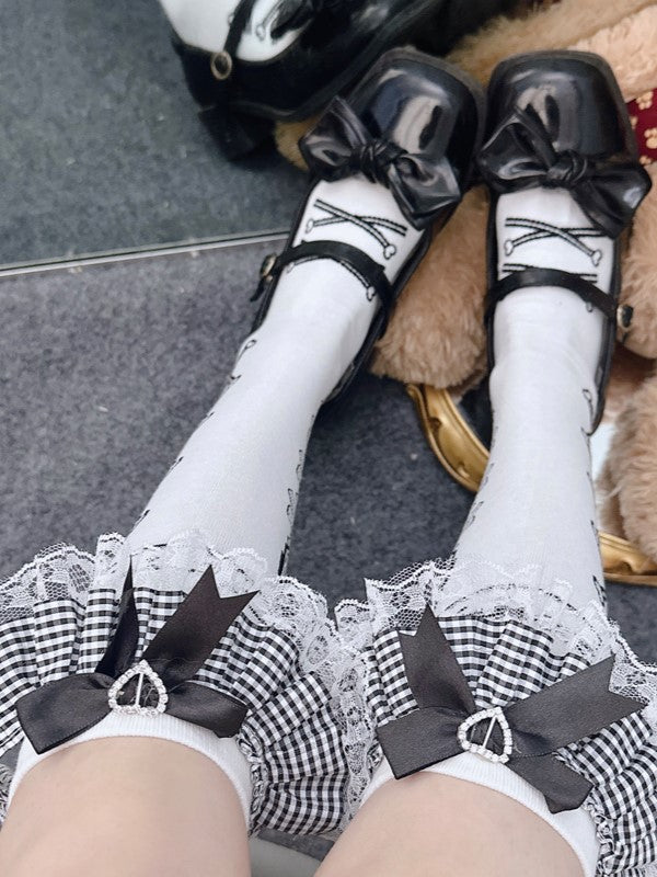 白い袖口とフリル、黒い膝下プリント、蝶結びのロリータストライプストッキング