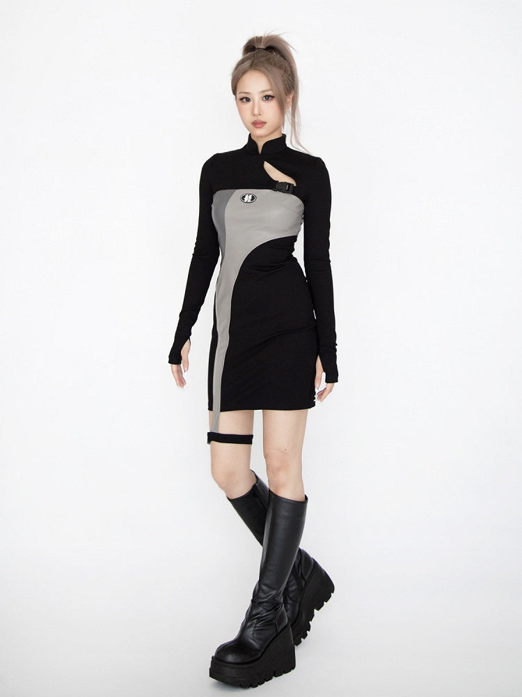 Robe glamour futuriste cyberpunk noire et grise à col à bandes et détails découpés avec jarretière