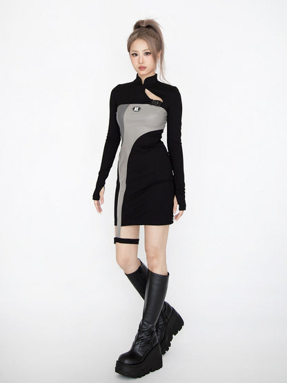 Robe glamour futuriste cyberpunk noire et grise à col à bandes et détails découpés avec jarretière