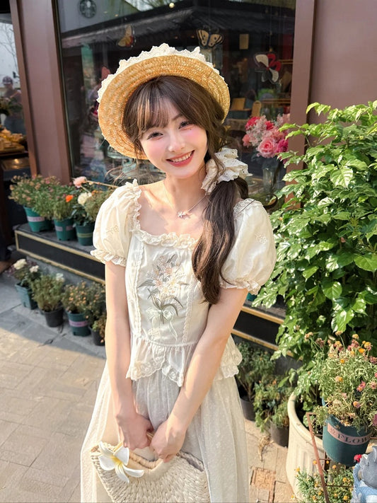 Beige quadratische Rüschenbluse mit Ausschnitt, Puffärmeln, Lilienstickerei und Spitze