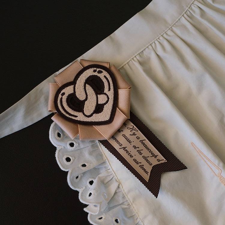 Braune Stickerei Brosche Brot