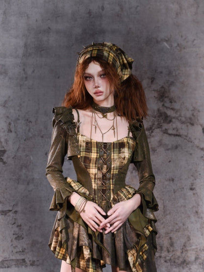 Robe camisole à carreaux verts avec ourlet mouchoir et détails lacés sur le devant