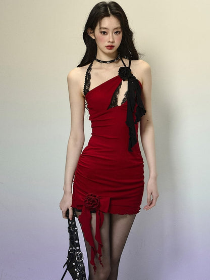 Mini-robe rouge à motif floral et découpes sur la poitrine, col licou