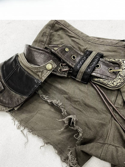 und Shorts mit niedriger Taille und ausgefranstem grünen Gürtel und Armee-Manschetten