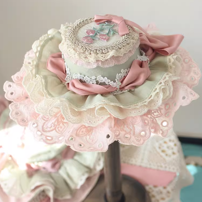 Chapeau haut de forme à bordure en dentelle et broderie florale