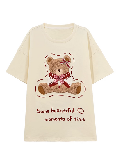 Aprikosenfarbenes, lockeres T-Shirt mit Rundhalsausschnitt und Bärenstickerei aus Baumwollplüsch