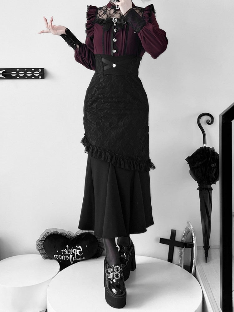 Weinrote Jirai Kei-Bluse mit Illusionsausschnitt und Faltendetails und Fliege
