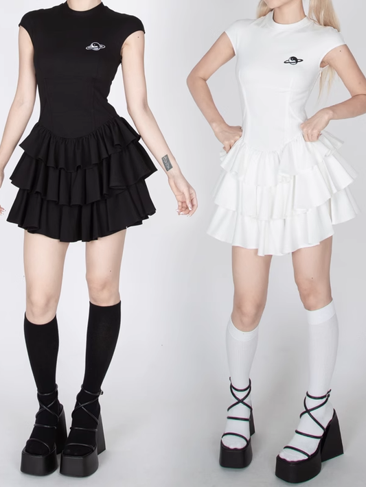Robe mini-jupe à volants superposés noire et blanche à manches courtes
