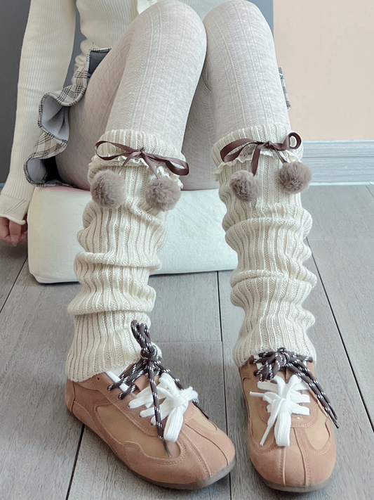 Jambières tricotées kaki avec nœud papillon et détails en dentelle et pompons