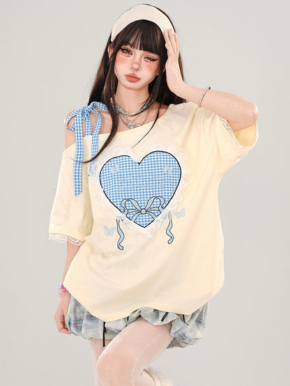 Milchgelb/Rosa kariertes T-Shirt mit Herz-Print, asymmetrischem Ausschnitt und Spitzenbesatz