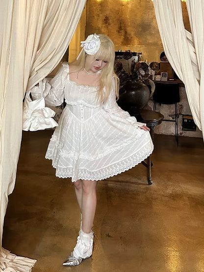 mit geblümtem weißem Baskenkleid und Spitzenbesatz, Übergröße