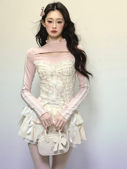 Haut patchwork en dentelle rose avec détails découpés et ornements floraux