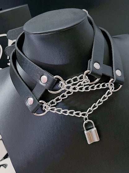 Schwarz/Weißes PU-Choker mit Y2K-Anhänger und Schlossdetail