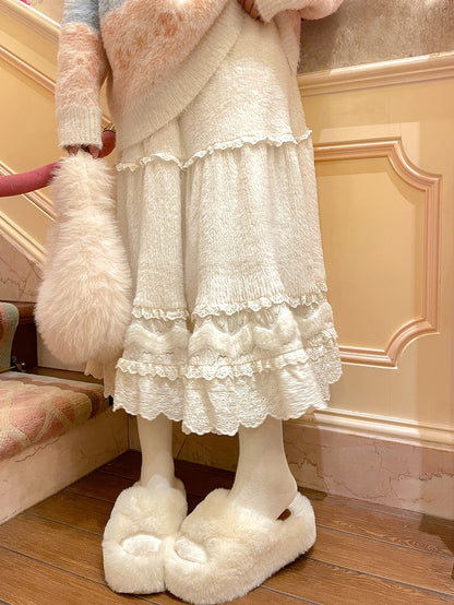Jupe mi-longue beige taille haute avec détails en dentelle et ourlet à volants