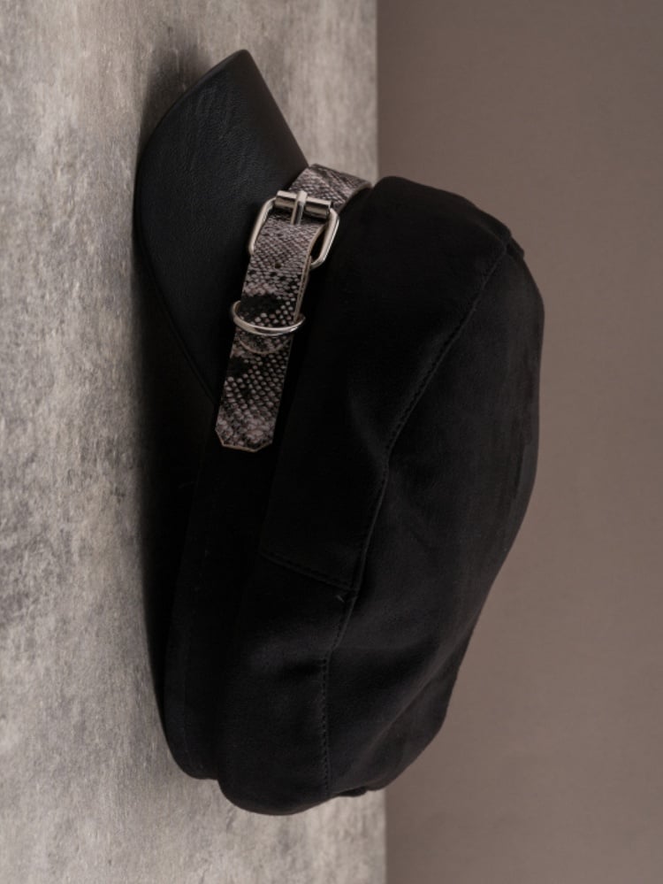 Schwarze Baskenmütze mit Schnalle und Gothic-Muster