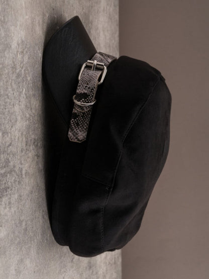 Schwarze Baskenmütze mit Schnalle und Gothic-Muster