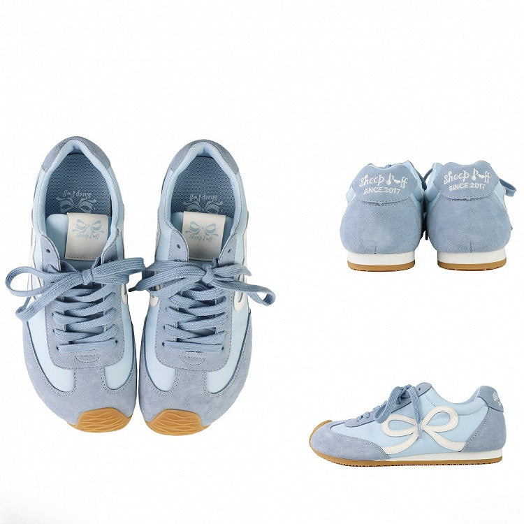 Blaue Schnürschuhe mit Schleife und Schnürsenkeln